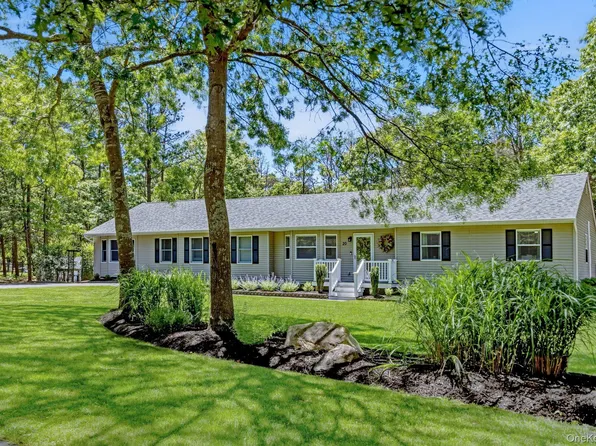 20 Charter Court, Manorville, NY 11949