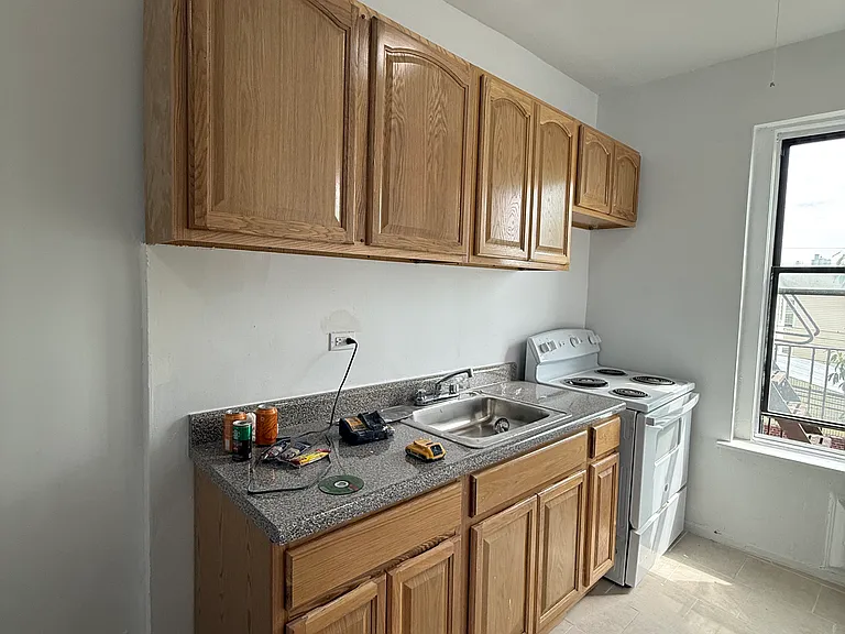 Carpenter Ave — Photo 3