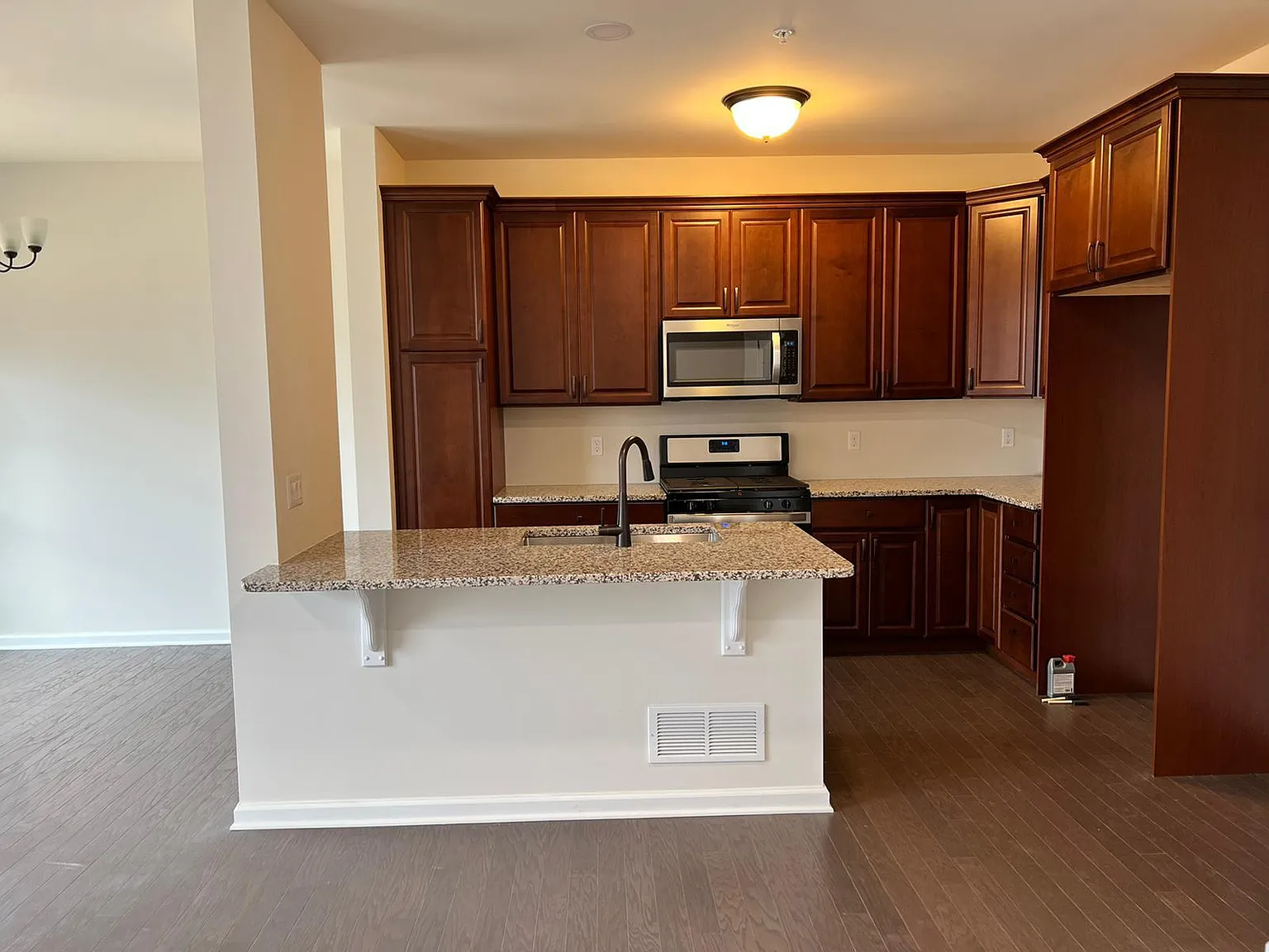 3 bed, 2.5 bath, 1611 sqft, $2,500 — Photo 2