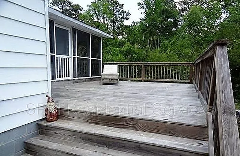 3 bed, 1.0 bath, 1360 sqft, $1,650 — Photo 2