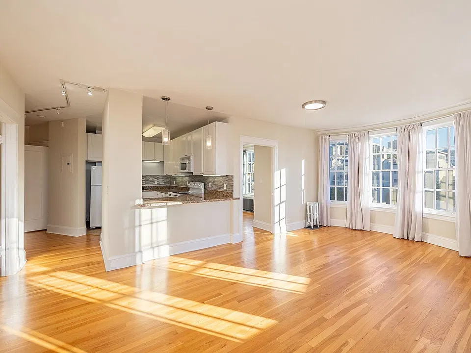 990 Bay Street (1114r)