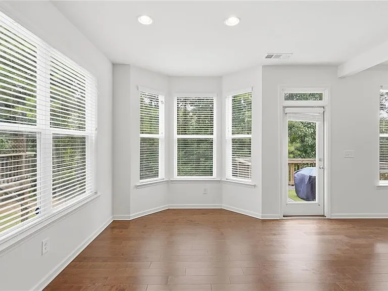 586 Morrow Ln SW — Photo 9