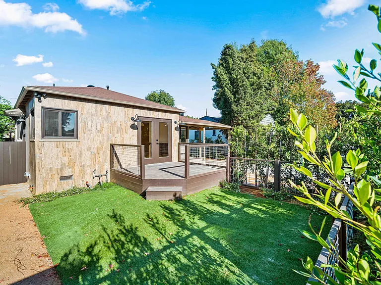 2256 Wellesley Ave — Photo 4