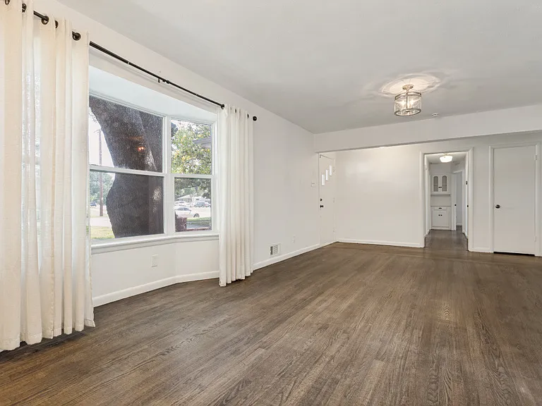 428 E Spring Valley Rd — Photo 5
