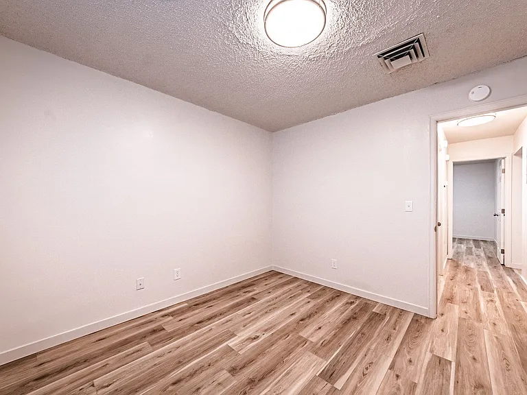 1419 Anita St — Photo 11