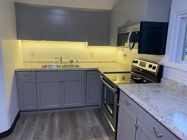 Kitchen electric range, microwave, under the cabinet lighting