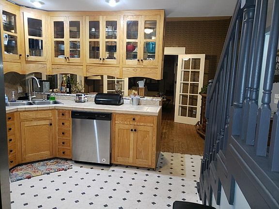 3rd image of 545 Tregay St