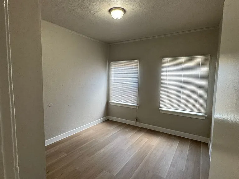 811 W 43rd St #1 — Photo 11