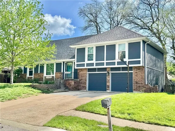 309 NE Country Ln, Lees Summit, MO 64086