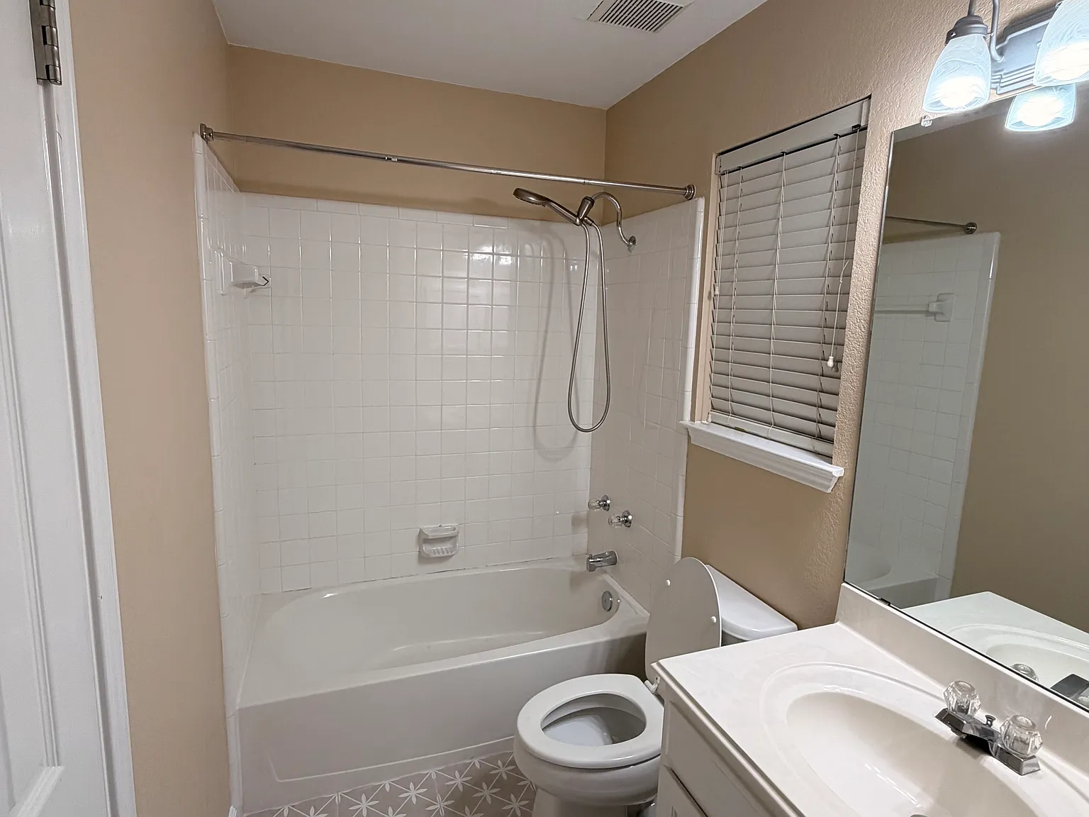 3 bed, 2.5 bath, 1939 sqft, $2,500 — Photo 3