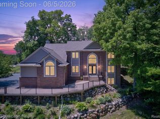 6220 Whispering Meadows Dr, White Lake, MI 48383