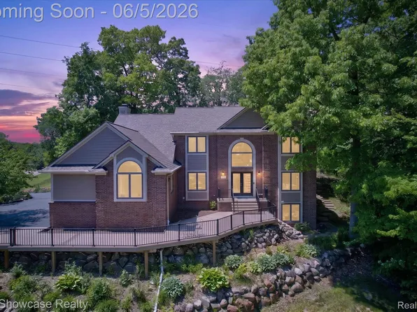 6220 Whispering Meadows Dr, White Lake, MI 48383