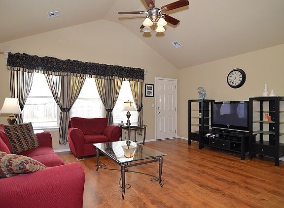 Spacious living room withvaulted ceilng