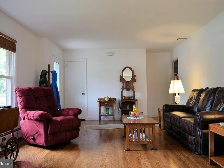 847 E Maple St — Photo 12