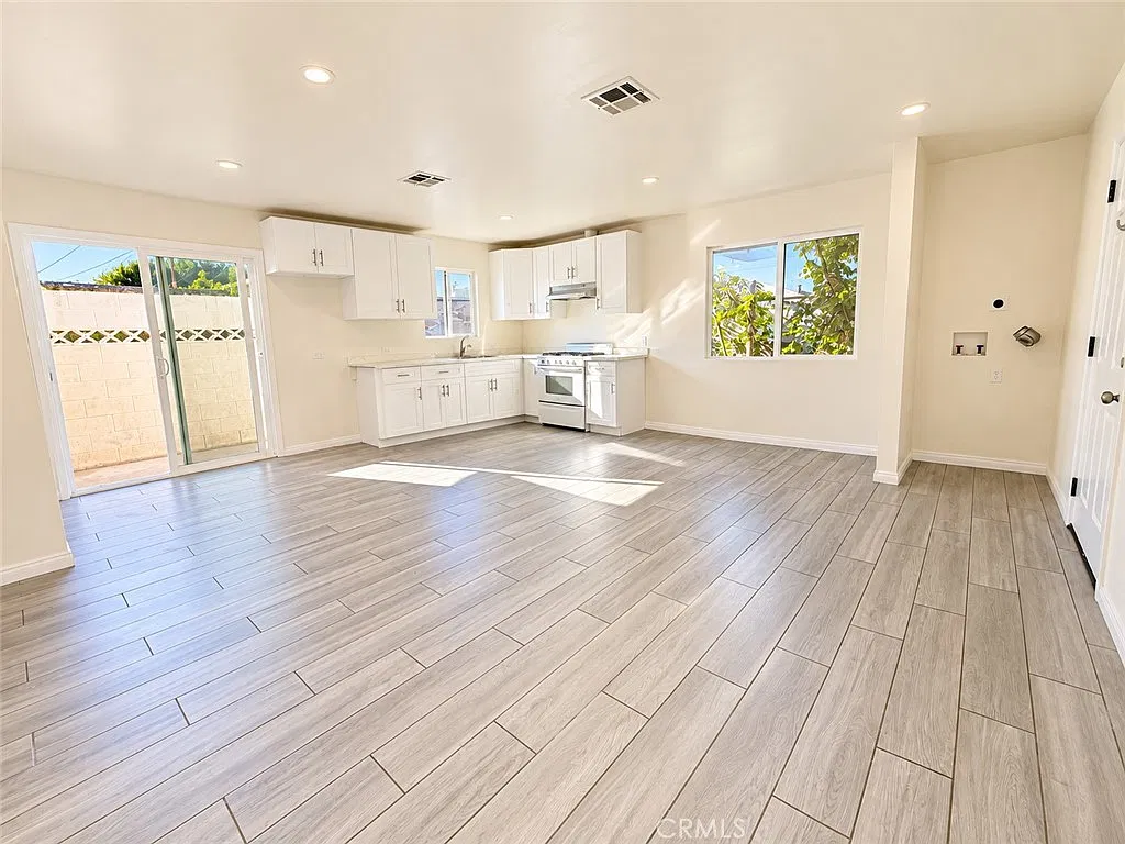 3 bed, 880 sqft, $3,500 — Photo 3