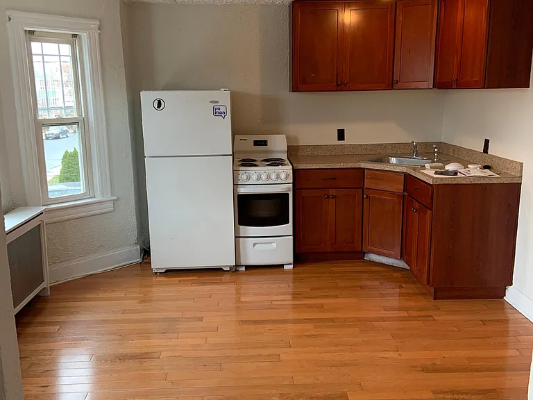 55 Peters Pl #4 — Photo 2