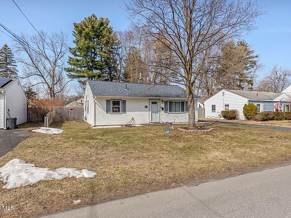 3rd image of 247 Chiswell Road