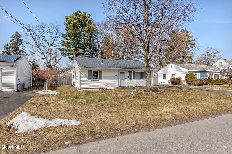 3rd image of 247 Chiswell Road