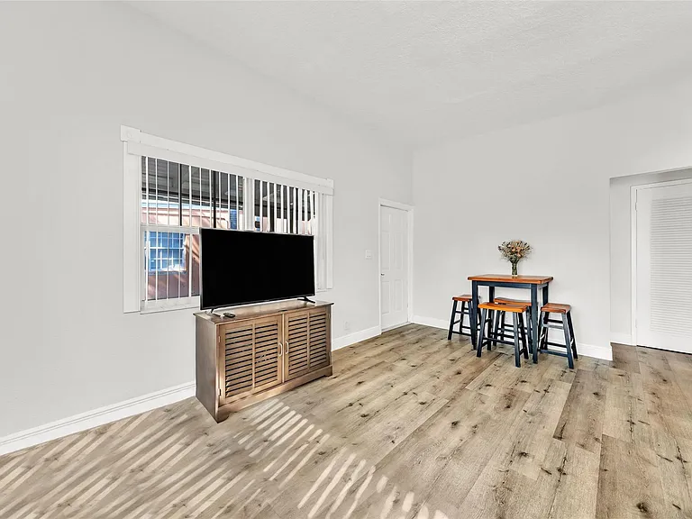 805 NE 17th Ave #4 — Photo 6