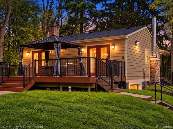 1301 Porter Rd, White Lake, MI 48383