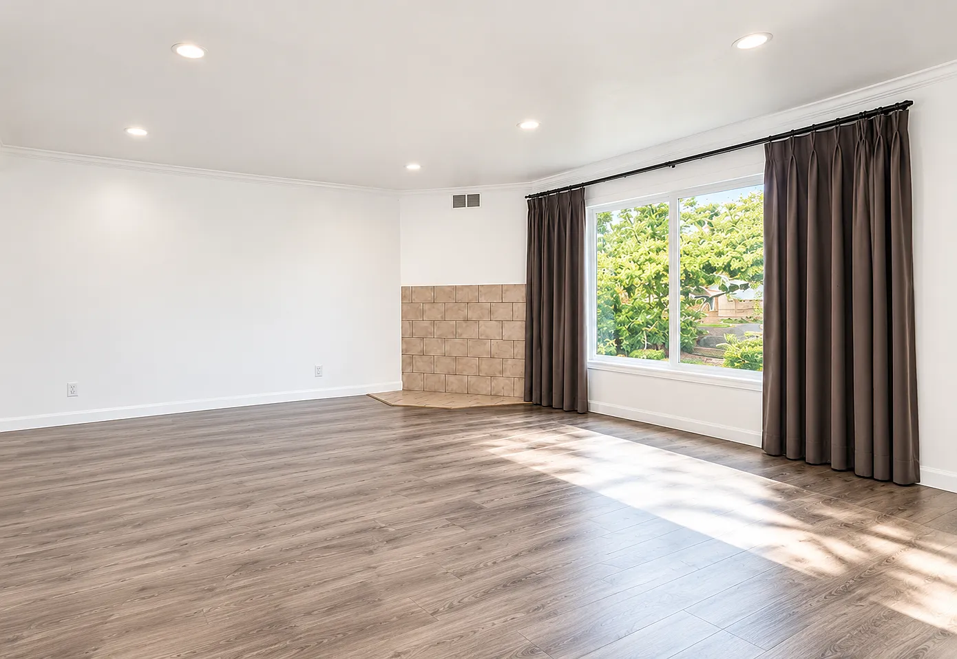 5084 Plaza Corona — Photo 2
