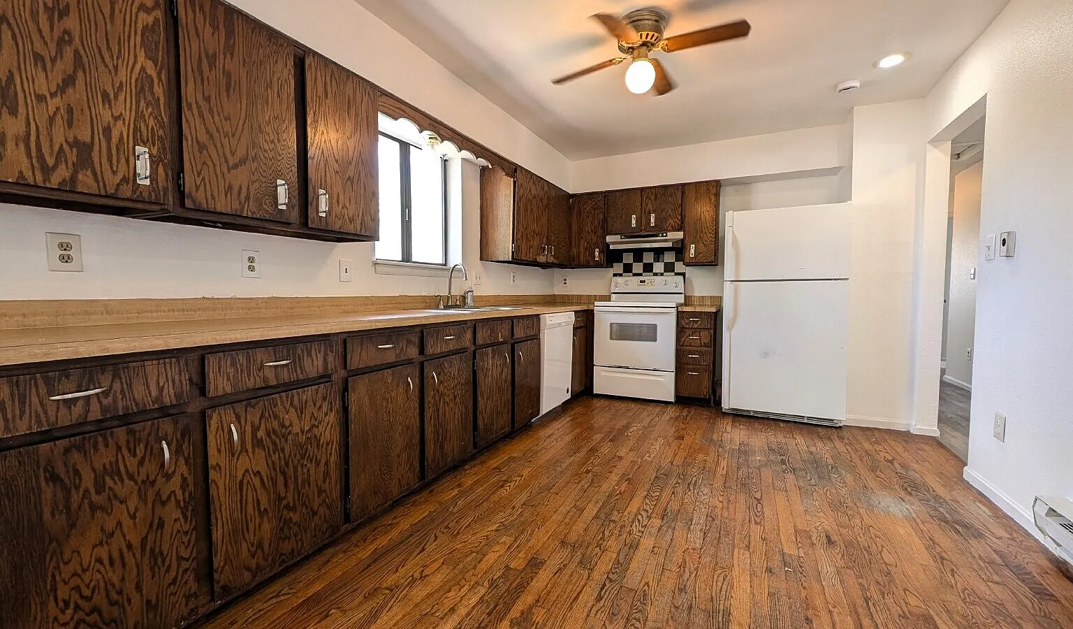 4 bed, 2240 sqft, $2,750 — Photo 2