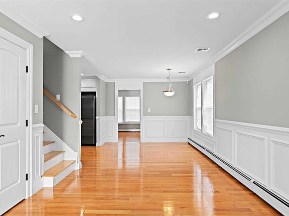 3rd image of 18 Linden Pl