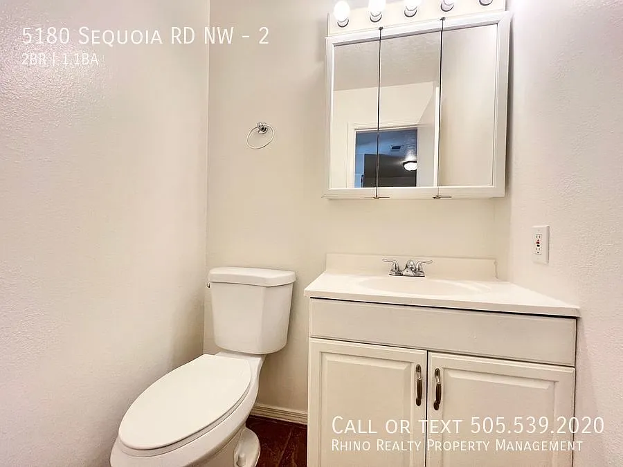 Westside Townhouse! 2 Bedroom, 1.5 Bath Across From Redlands Park! — Photo 4