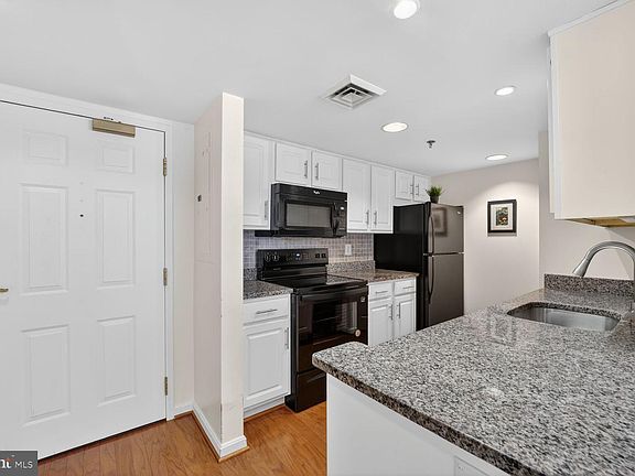 3rd image of 900 N Taylor St APT 625