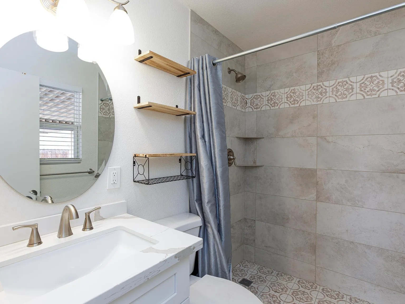 4 bed, 4.0 bath, 2000 sqft, $1,178 — Photo 4