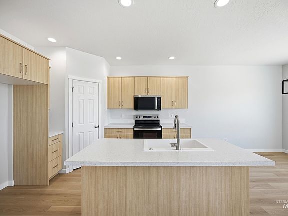 3rd image of 477 Waverly Ave