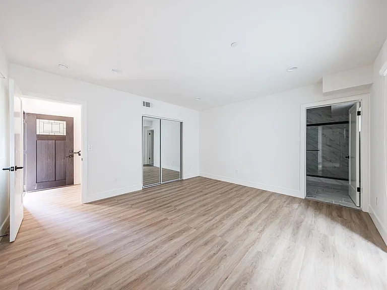 1241 N Sycamore Ave — Photo 20
