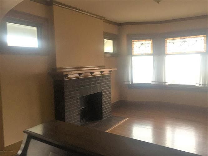 2nd image of 125 Oak St