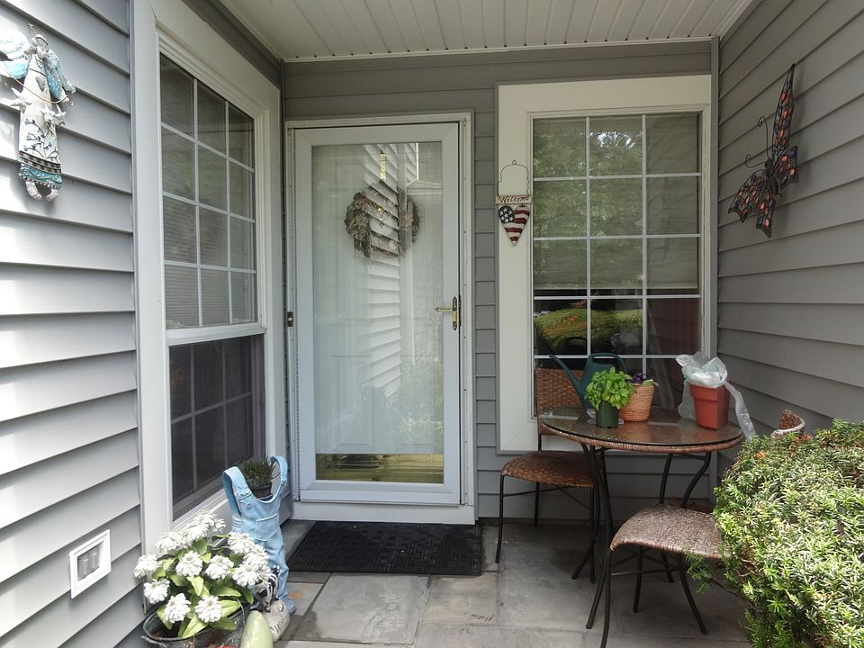 2nd image of 21 Hampshire Ct