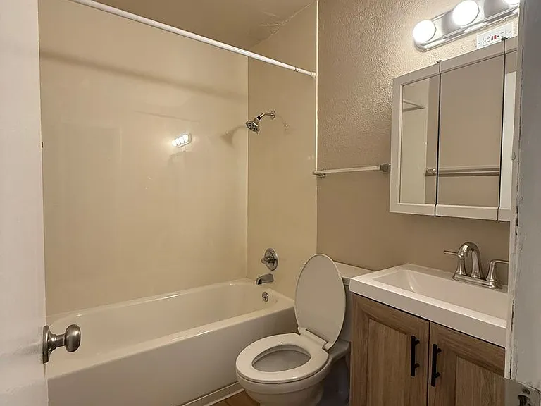 1611 Cottonwood Dr — Photo 4
