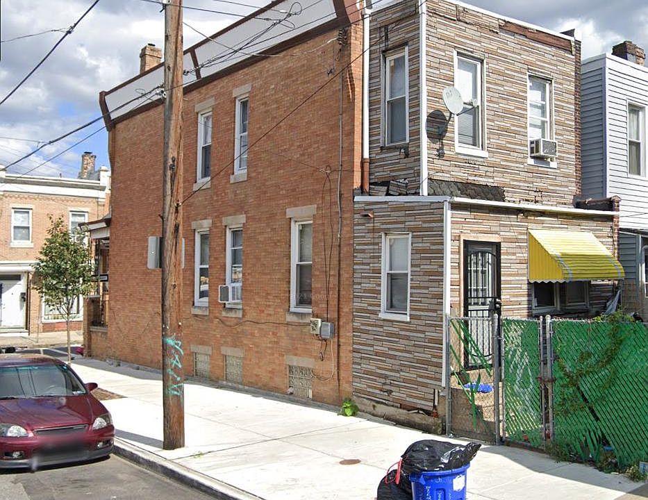 2nd image of 1900 E Pacific St
