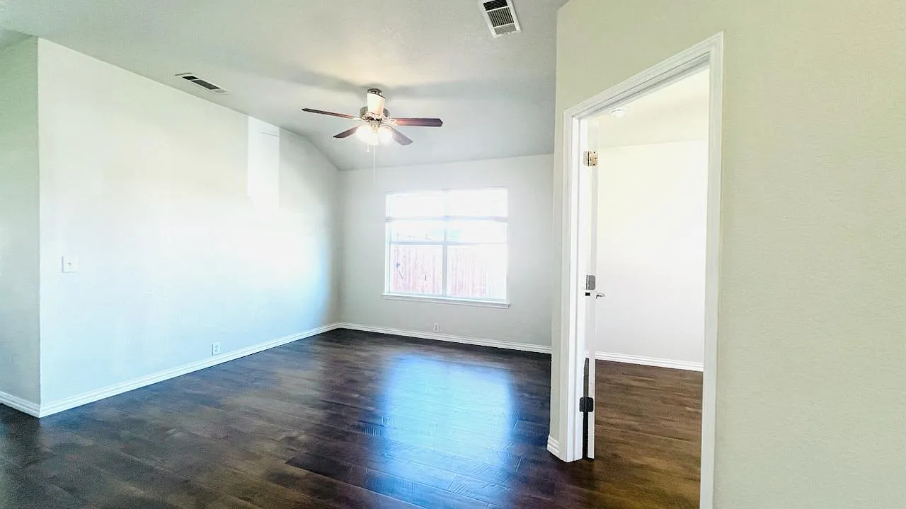 4 bed, 1872 sqft, $2,200 — Photo 3