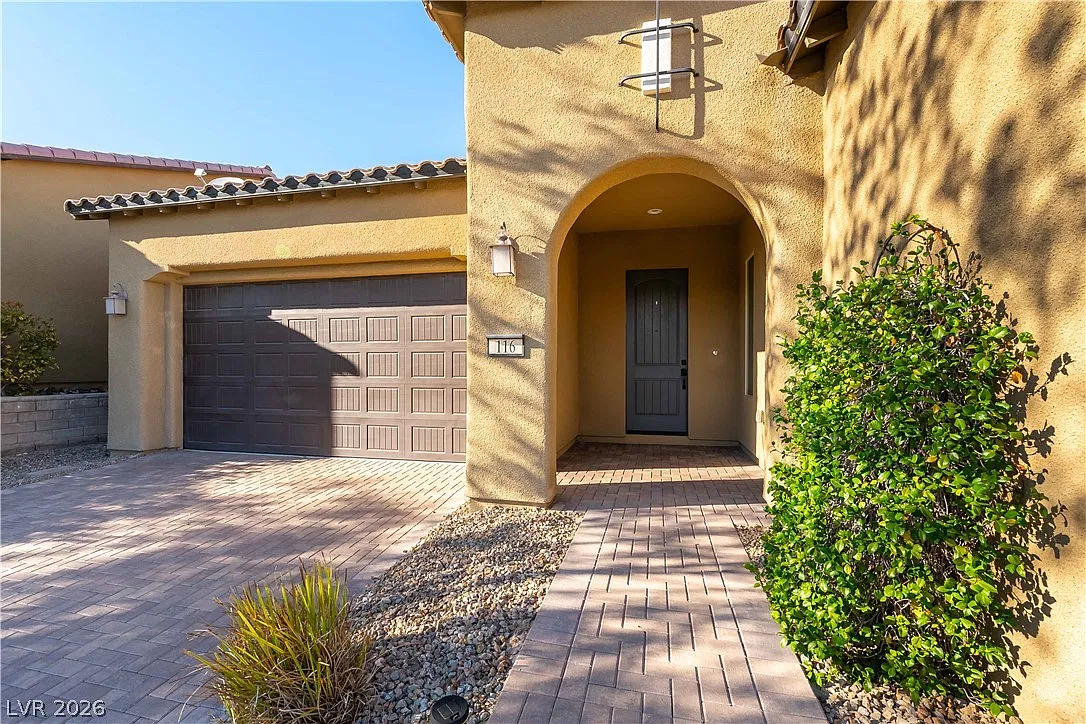 3 bed, 3.0 bath, 2152 sqft, $3,650 — Photo 2