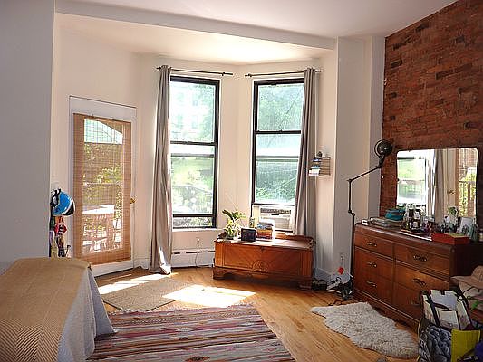 2nd image of 376 Park Pl APT 2
