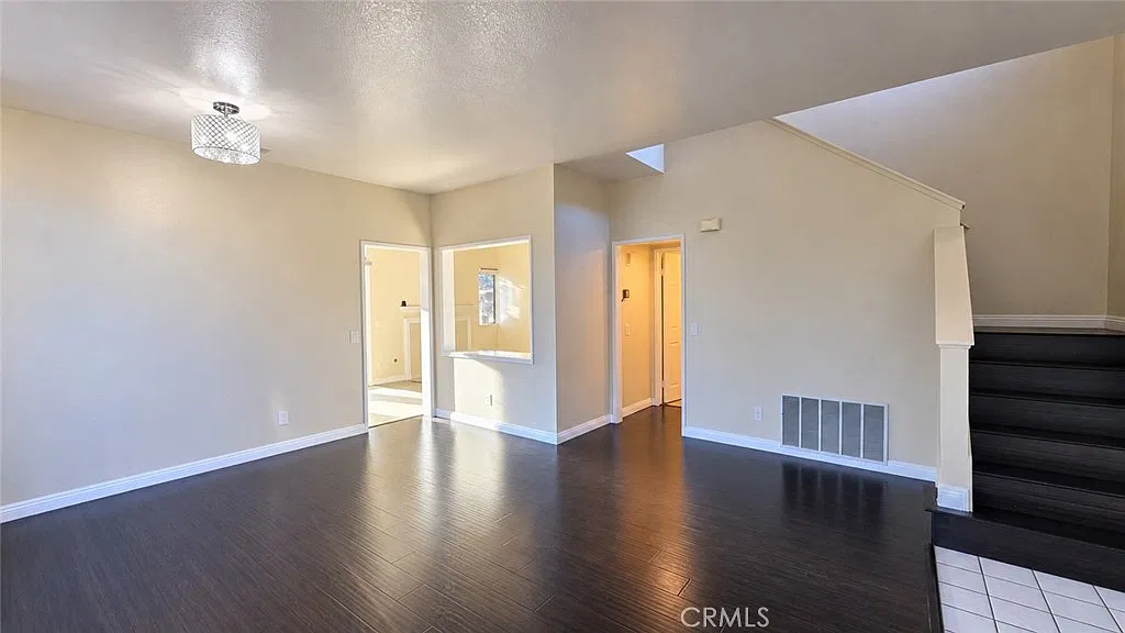 3 bed, 1383 sqft, $3,295 — Photo 3