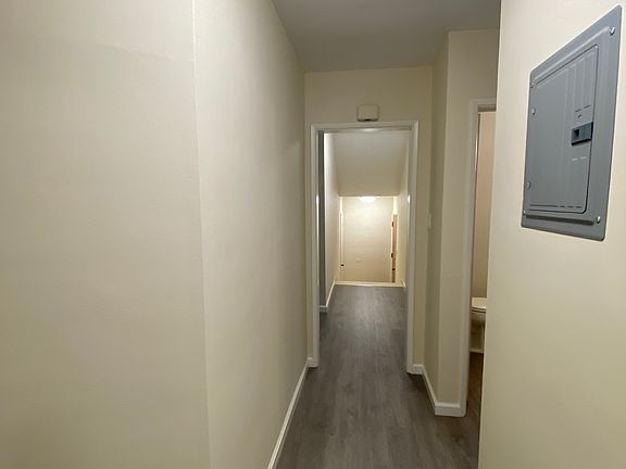 3rd image of 13418 Moorpark St APT 4