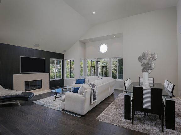 4th image of 528 Via De La Valle Unit K