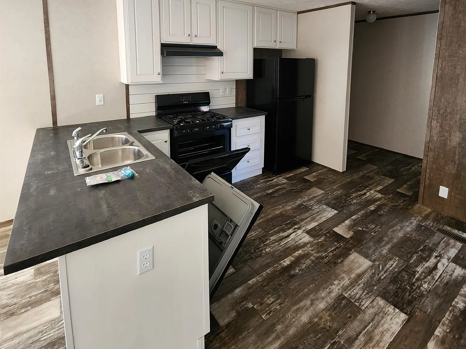 3 bed, $1,099 — Photo 3
