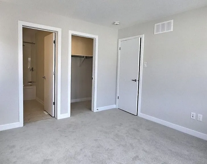 524 Oldenburg Ave — Photo 7