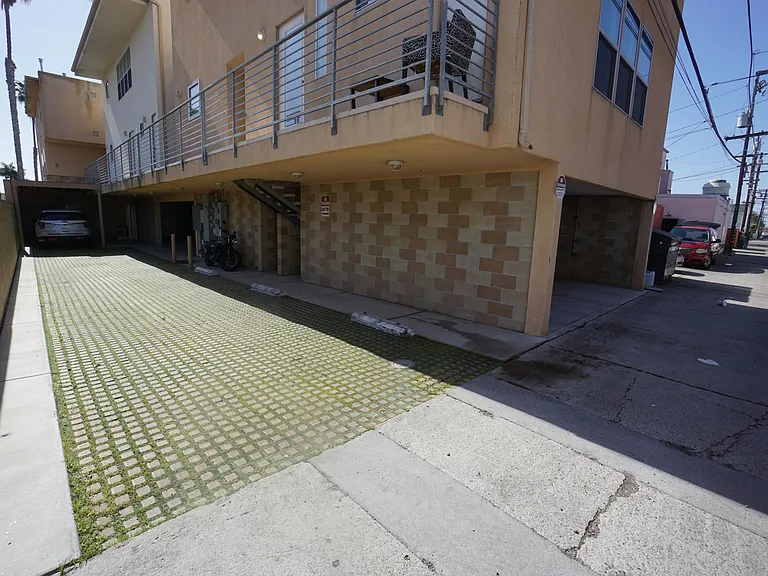 1044 Grand Ave — Photo 12