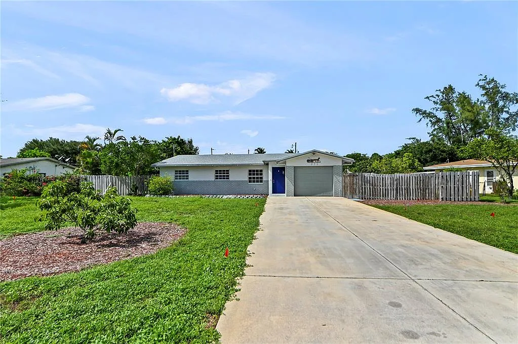 3 bed, 2.0 bath, 1520 sqft, $4,500 — Photo 1