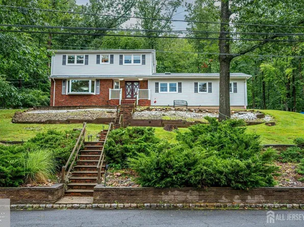 40 Longview Dr, Green Brook, NJ 08812