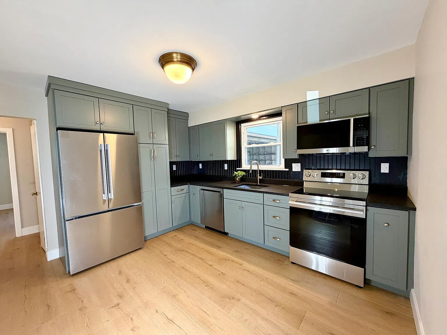 2 bed, 900 sqft, $2,475 — Photo 2