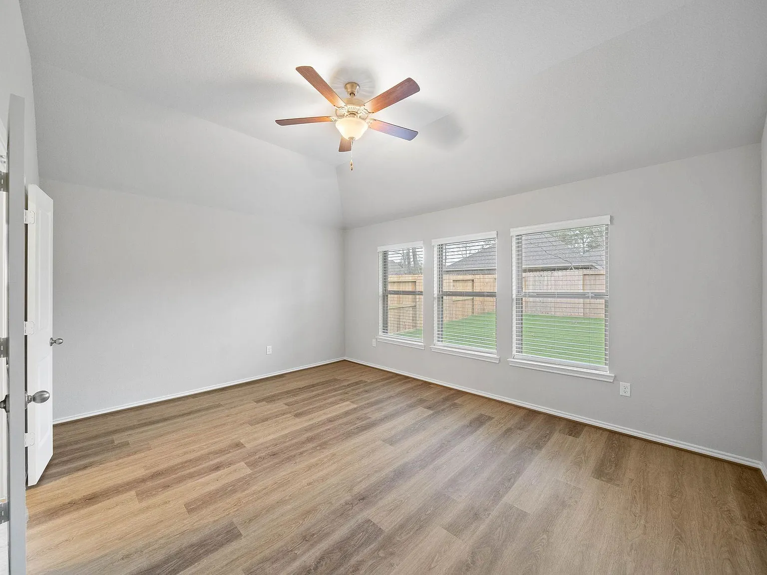 4 bed, 2.0 bath, 1939 sqft, $2,450 — Photo 4