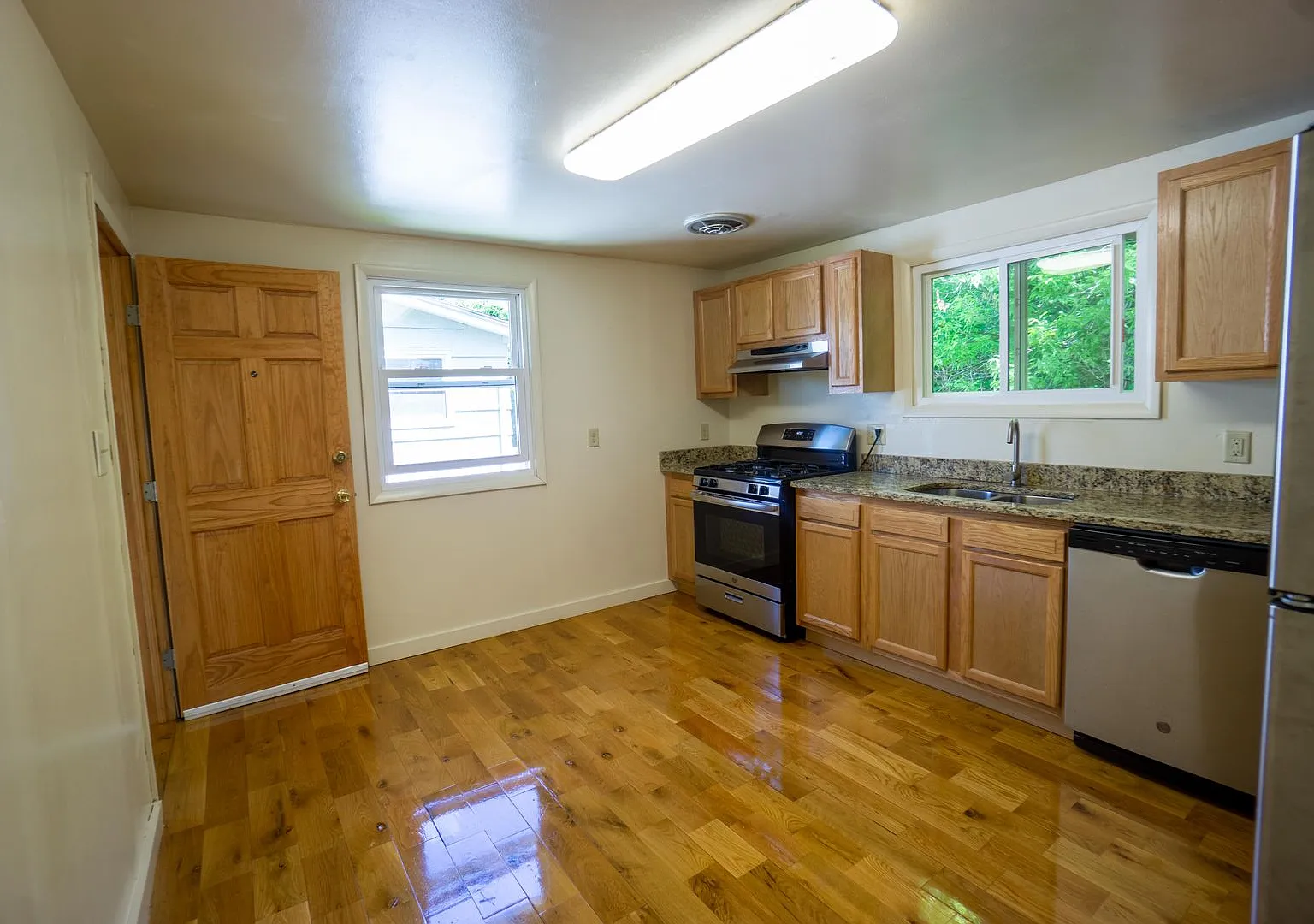 133 Houston Ave - Available 06/01/2027 - Renovated 2nd Floor Flat — Photo 3